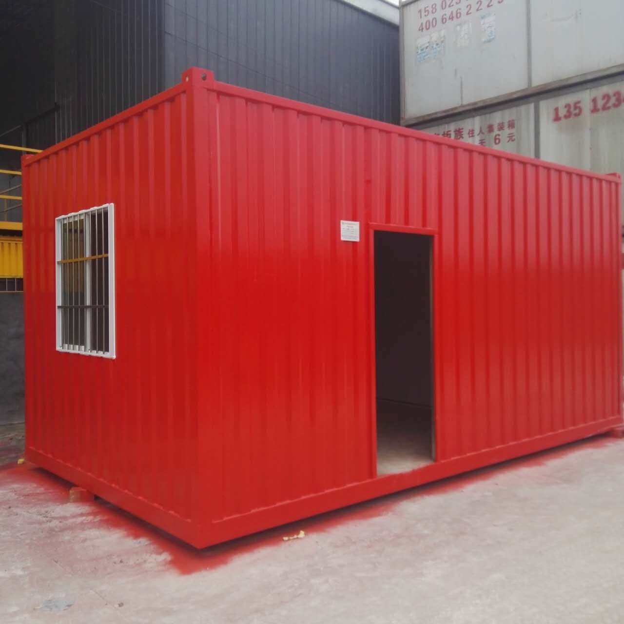 红色集装箱“箱”房后面